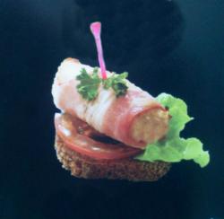 Roulé au lard et des haricots sur toast